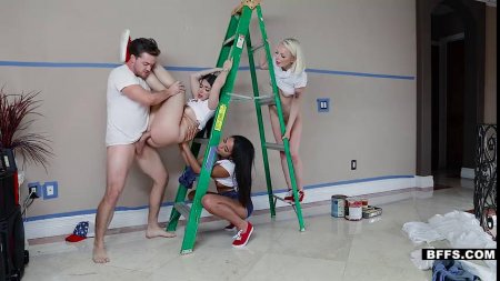 Телки попросили парня помочь с ремонтом, а он отымел их в киски